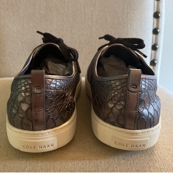 Sleek Silver and Black Sneakers with Textured Upper - Picture 5 of 6